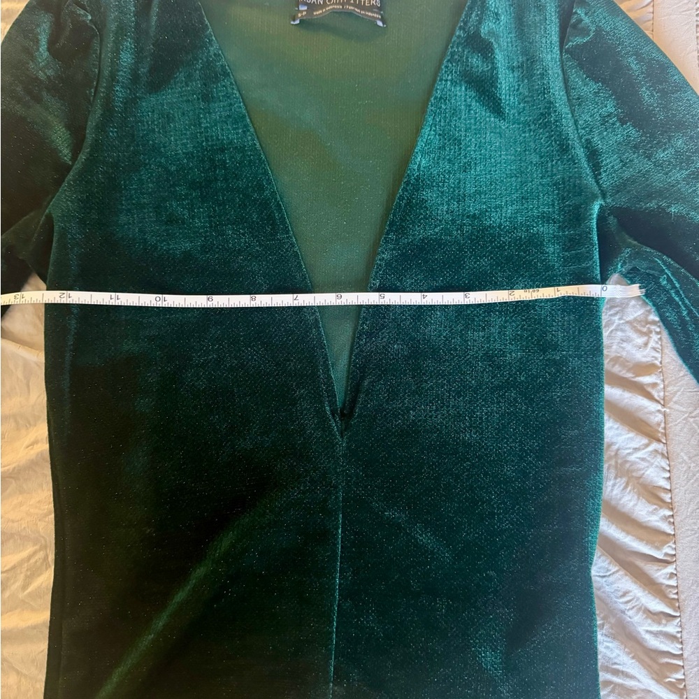Elegant Emerald Green Women's Top - Picture 3 of 8